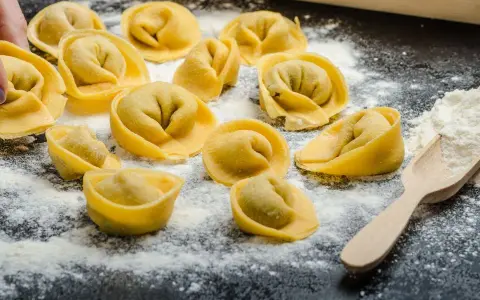 Z czym podać tortellini, aby zachwycić smakiem i prostotą?
