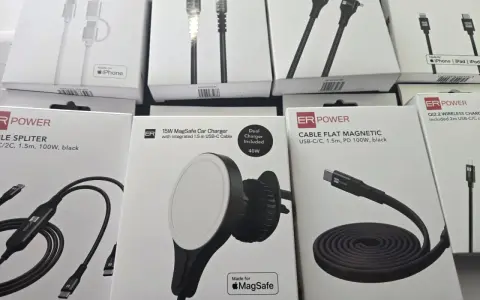 Akcesoria na Androida: ładowarka samochodowa MagSafe, kable USB-C i rozdzielacz mocy.