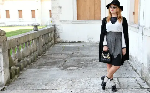 Donna con cappello nero, gonna grigia e francesine. Un look chic per ogni occasione, scopri come abbinarle!