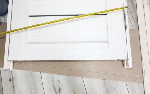 Mierzenie drzwi 80 cm z ościeżnicą stałą. Sprawdzanie, jaki otwór pod drzwi będzie odpowiedni.