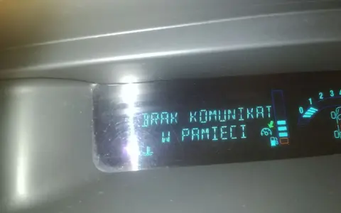 Wyświetlacz Renault pokazuje "BRAK KOMUNIKAT W PAMIĘCI", być może związany z błędem DTC P1525.