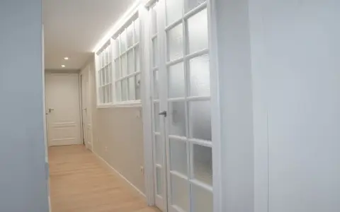 Pasillos modernos con puertas de interior de cristal emplomado y puertas lisas. Así que puertas de interior se llevan hoy en día.