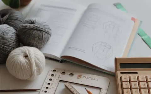 Ovillos de lana, libro de patrones con diagramas de medidas, regla, lápiz y calculadora de bambú. Ideal para calcular medidas de muslo mujer.