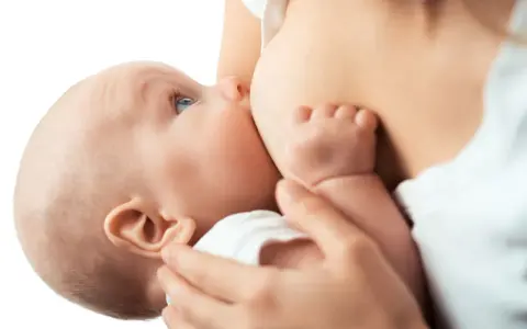 Malutkie dziecko karmione piersią. Zauważono, że dziecko ulewa 2 godziny po jedzeniu.