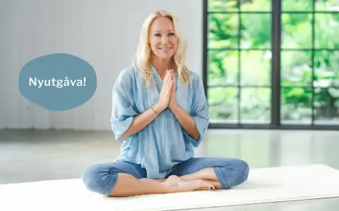 En kvinna sitter i meditationsställning med händerna i bön. Hon ler och ser lugn ut. En pratbubbla säger "Nyutgåva!". Perfekt för guidad meditation text.