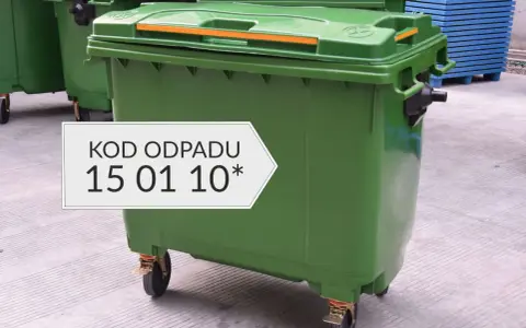 Zielony kontener na odpady z oznaczeniem KOD ODPADU 15 01 10*.