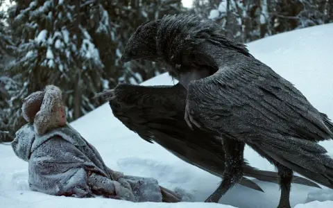 En fryst Ronja, en av de nya Ronja skådespelare, möter en stor fågel i snön.