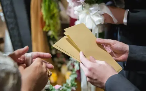 Dylemat: ile dać na wesele od 4 osobowej rodziny? Wręczanie kopert z prezentem ślubnym.