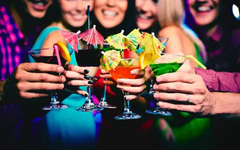 Brindisi con cocktail colorati, un assaggio della vivace **munich nightlife**.