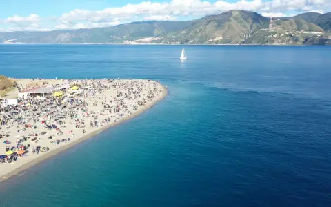 Spiagge Messina: Guida Ionio & Tirreno per Vacanze Perfette