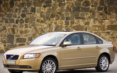 Złoty sedan Volvo S40, silnik 1.8 benzyna. Potencjalne wady tego modelu to m.in. wysokie spalanie.