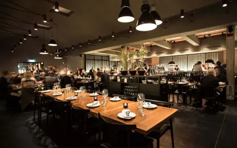 En elegant restaurang i Stockholm med dukade bord och gäster. Kanske en kväll med live musik stockholm?