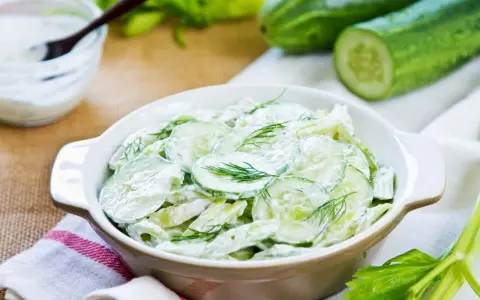 Mizeria z ogórków w kremowym sosie. Idealna śmietana do mizerii to taka, która podkreśli świeżość warzyw.