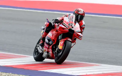 Pecco Bagnaia in azione con la sua Ducati. Quanti mondiali ha vinto Pecco Bagnaia? Uno, per ora, ma la strada è lunga!