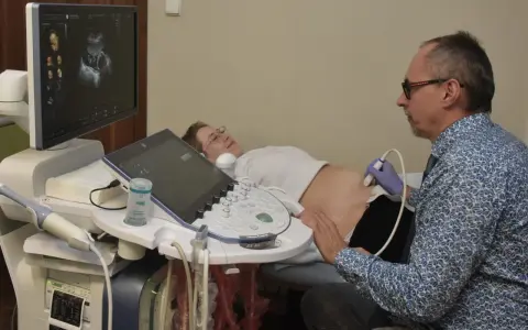 Lekarz wykonuje usg 3 trymestru. Na ekranie widać obraz dziecka.
