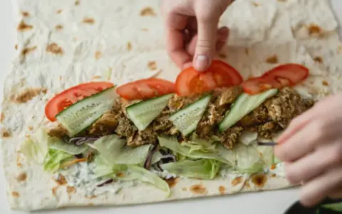 Ile kalorii ma kebab w tortilli z kurczakiem? Sprawdź, co zyskujesz!