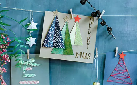 Selbstgebastelte Weihnachtskarten mit Bäumen, Sternen und Schriftzug "Merry X-Mas".