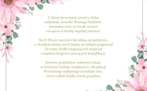 Wzruszające cytaty na rocznicę ślubu, otoczone delikatnymi, różowymi kwiatami. Życzenia miłości, spełnienia marzeń i wspólnej drogi.