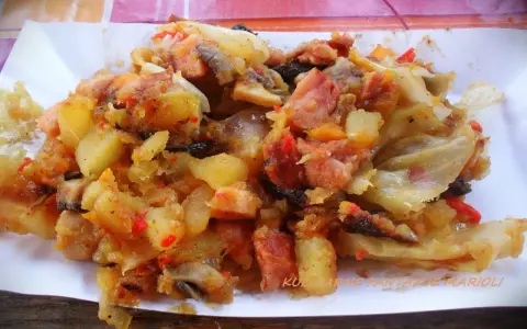 Pyszne danie z ziemniaków, kapusty i mięsa, idealne co do kociołka na ognisko.