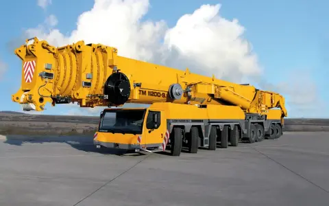 Potężny, żółty dźwig LTM 11200-9.1 o udźwigu 1200 ton, gotowy do pracy.