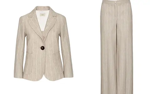 Un tailleur a righe beige, perfetto per scoprire cosa indossare sopra un tailleur in primavera.