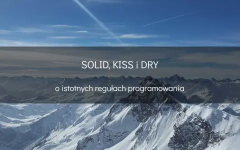 Góry pokryte śniegiem, niebo z chmurami i smugami kondensacyjnymi. Tekst: SOLID, KISS i DRY o istotnych regułach programowania.
