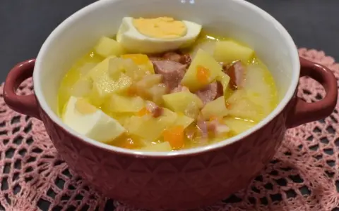 Idealne zupy na wywarze z golonki: Przepisy i triki Leonarda