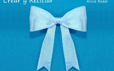Un lazo blanco de satén, perfecto para decorar o hacer un regalo. Aprende a hacer lazo con cinta.