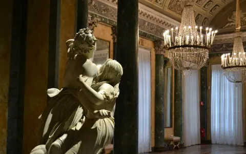 Scultura in marmo in una sala sontuosa con lampadari di cristallo. Un'idea per i musei gratis a Milano.
