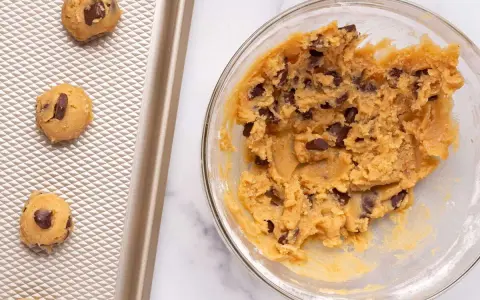 Pâte à cookie chocolatée, prête à être cuite. La texture est parfaite, avec des pépites de chocolat bien réparties.