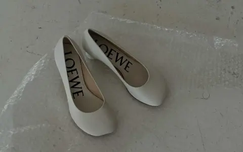 Białe, płaskie buty Loewe z kwadratowym noskiem. Idealne, jakie płaskie buty do sukienki na co dzień i specjalne okazje.