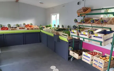 Un étal de fruits et légumes frais, évoquant les saveurs de la Bretagne et ses spécialités culinaires.