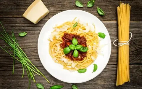 Szybkie spaghetti z sosem ze słoika - proste przepisy na obiad