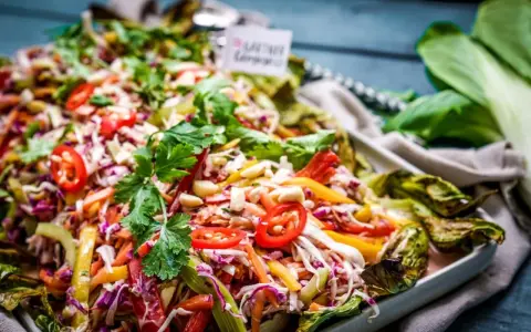 Bunter, frischer Thai Salat mit viel Gemüse, Kräutern und Nüssen. Ein Genuss für Augen und Gaumen.