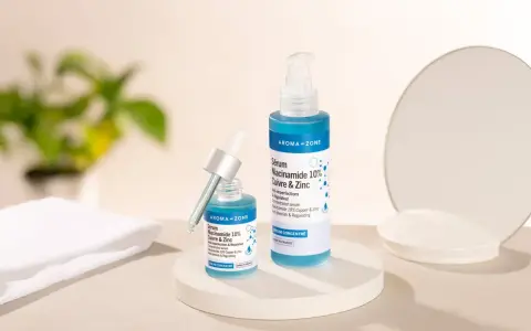 Deux flacons de sérum Aroma-Zone Niacinamide 10% Cuivre & Zinc, pour découvrir les niacinamide bienfaits sur la peau.