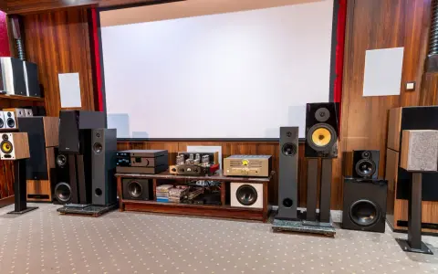 Wiele głośników i sprzętu audio tworzy idealne centrum rozrywki. To marzenie każdego miłośnika magazynu hi fi.