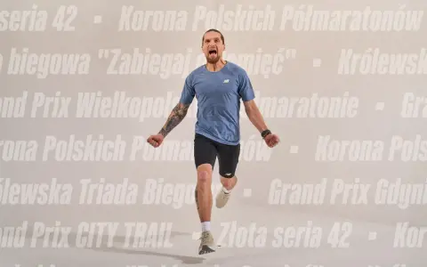Mężczyzna w stroju sportowym biegnie, krzycząc z radości. Tło ozdobione nazwami biegów w Polsce, jak Korona Polskich Półmaratonów.