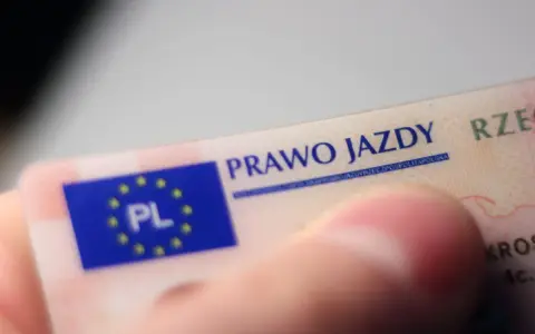 Zabrane prawo jazdy na 3 lata co dalej? Widok na polskie prawo jazdy, trzymane w dłoni.