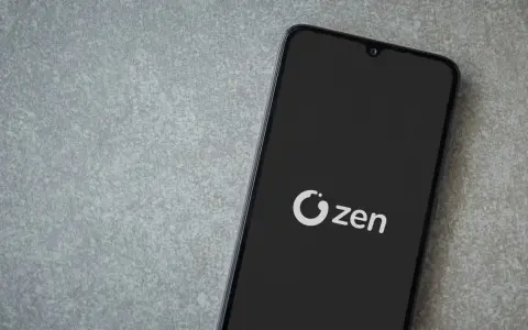 Telefon z logo Zen. Nawet komornik potrzebuje chwili spokoju.