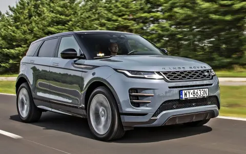 Szary Range Rover Evoque jedzie po drodze. Sprawdź aktualną range rover cena.