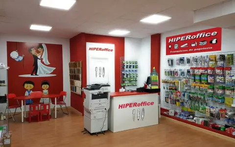 Tienda de papelería HiperOffice, ideal para quien busca qué negocio montar con 7.000 euros. Ofrece material escolar y de oficina.