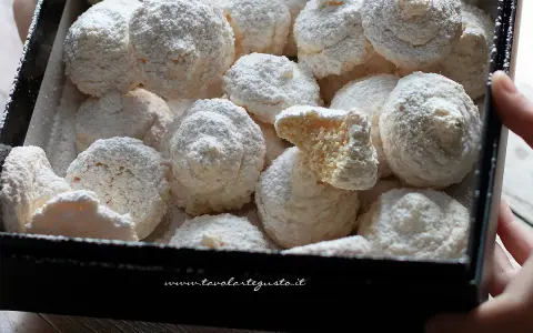 Deliziosi biscotti al cocco, soffici e ricoperti di zucchero a velo, pronti per essere gustati.