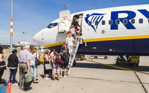 Tanie loty Ryanair: Kiedy rezerwować, by nie przepłacać?