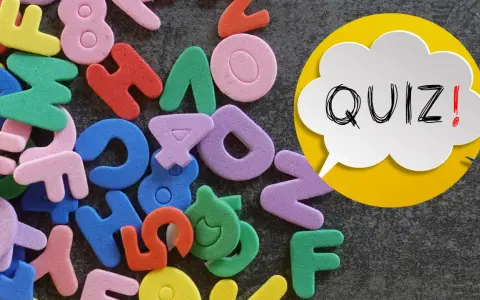 Kolorowe piankowe litery i cyfry, obok dymku z napisem "QUIZ!".
