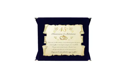 Złota tablica z napisem "45° Anniversario di Matrimonio" i obrączkami, osadzona na granatowym aksamicie. Gratulacje z okazji 45 rocznicy ślubu.