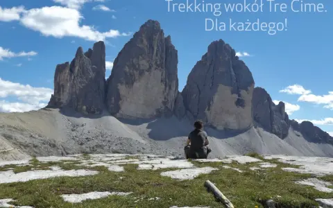 Osoba siedzi na tle majestatycznych Tre Cime, podziwiając widok. Idealne miejsce na trekking!