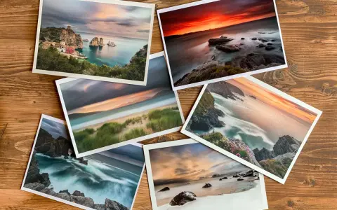 Diverse tipologie di carta per stampa: paesaggi marini mozzafiato su cartoncino di alta qualità, con texture che esaltano i colori vibranti.