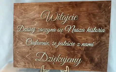 Drewniana tablica powitalna ślub: "Witajcie! Dzisiaj zaczyna się Nasza historia. Cudownie, że jesteście z nami. Dziękujemy.