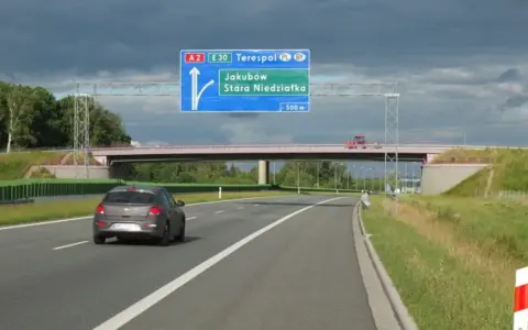 Autostrada A2 z tablicą kierunkową na Terespol, Jakubów i Starą Niedziałkę.