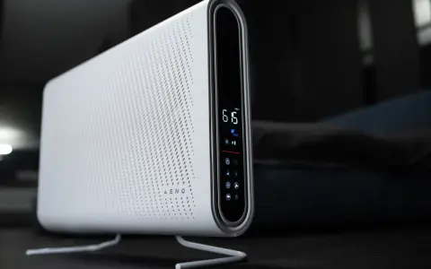 Un moderno ionizador blanco con pantalla digital, que muestra la calidad del aire y los ajustes.